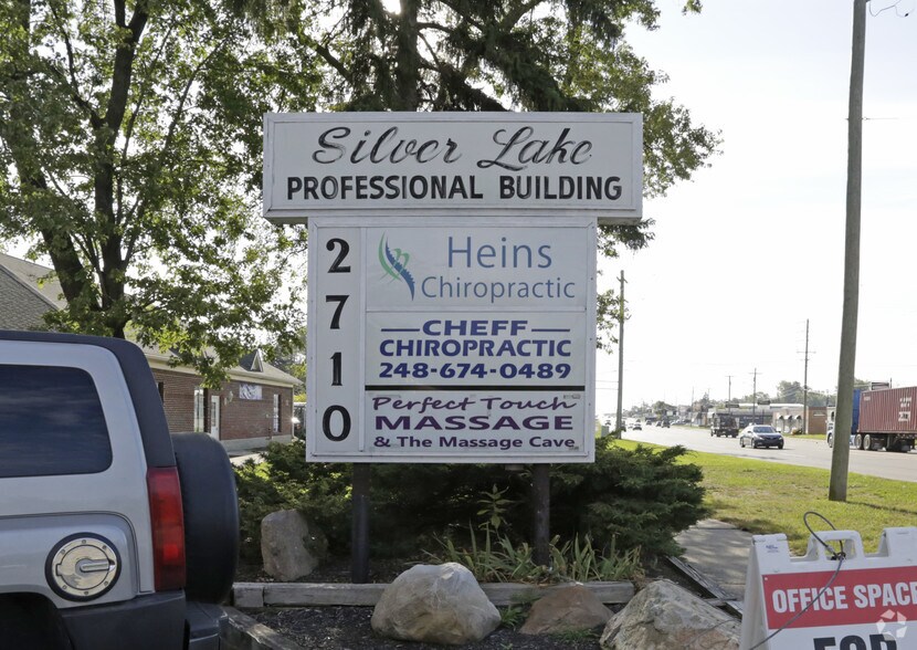 More Photos Of 2710 Dixie Hwy, Waterford Medical For Lease