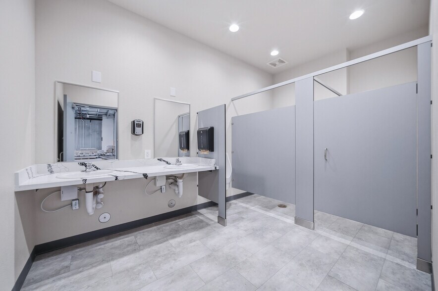 More Photos Of Laughlin Ranch Blvd, Bullhead City Warehouse For Lease