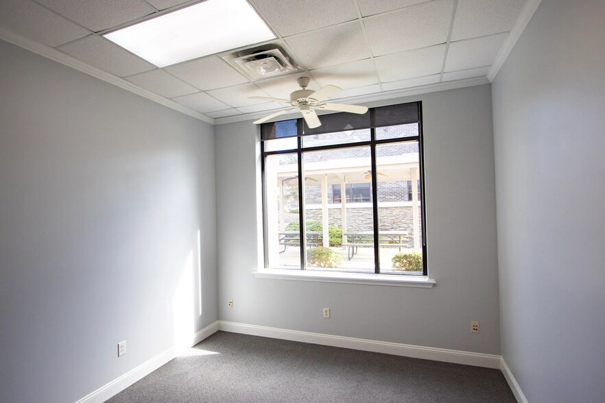 More Photos Of 943-945 E Main St, Lexington Office For Lease