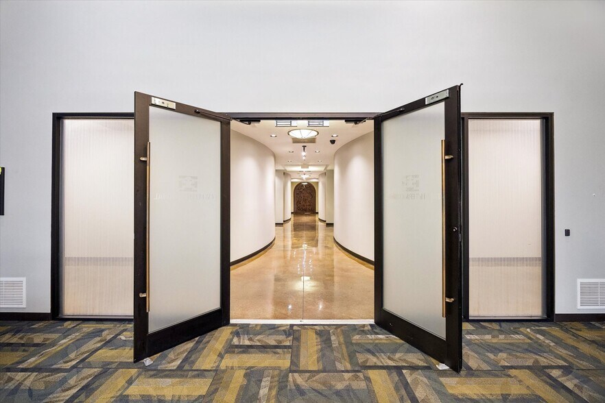 More Photos Of 6950 W 43rd St, Houston Loft Creative Space For Lease