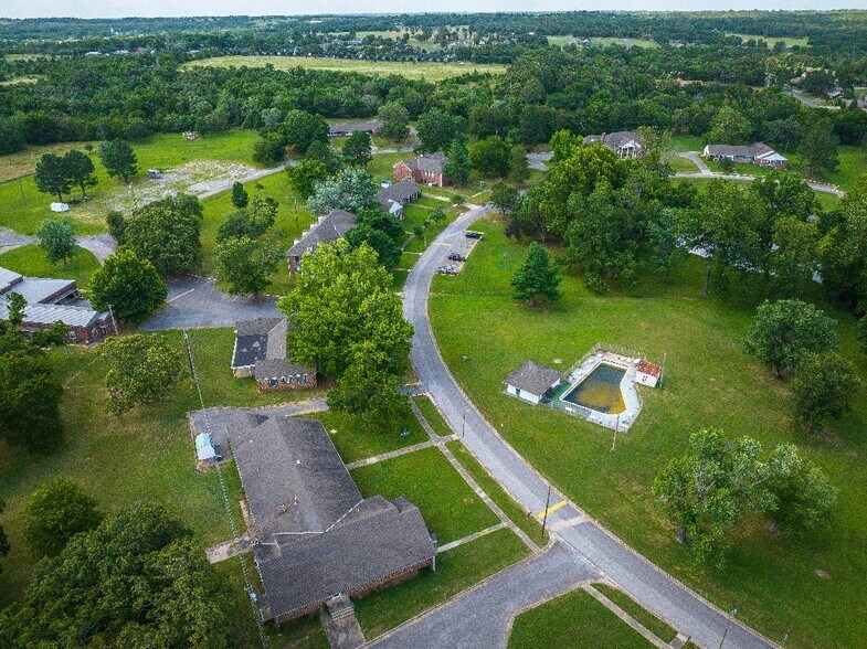 More Photos Of 7 Mathis Park Dr, Tahlequah Dormitory For Sale