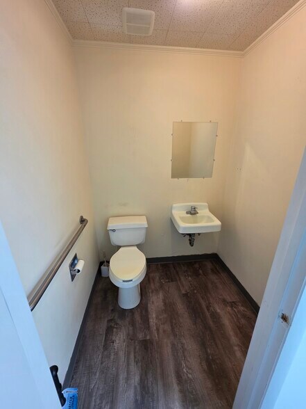 More Photos Of 706 Wilkins St, Smithfield Medical For Lease