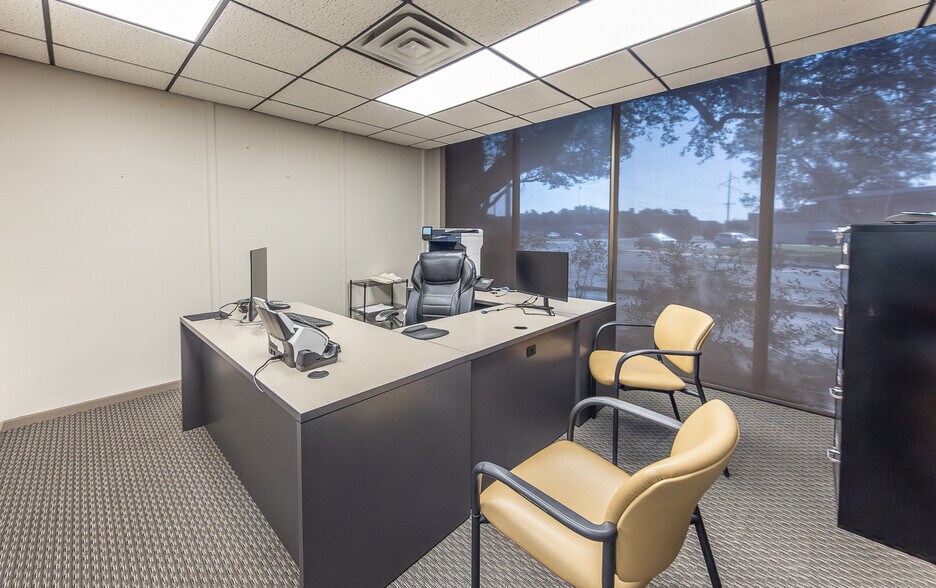 More Photos Of 2599 74th St, Lubbock Office For Sale