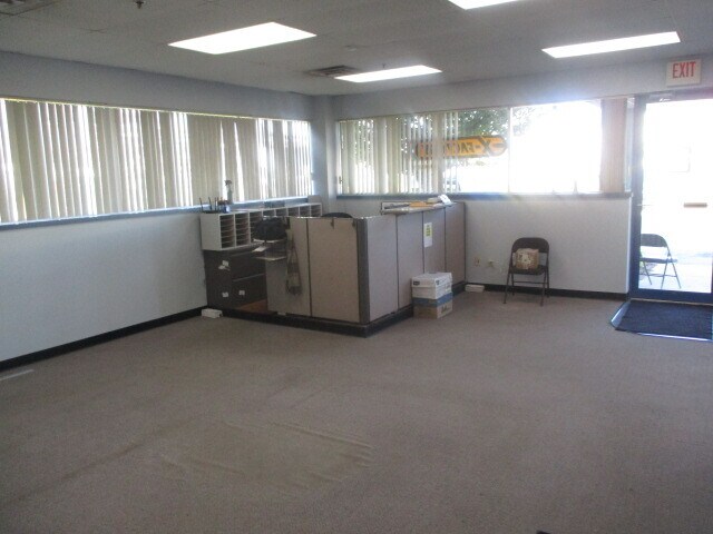 More Photos Of 8191 Logistic Dr, Zeeland Distribution For Lease