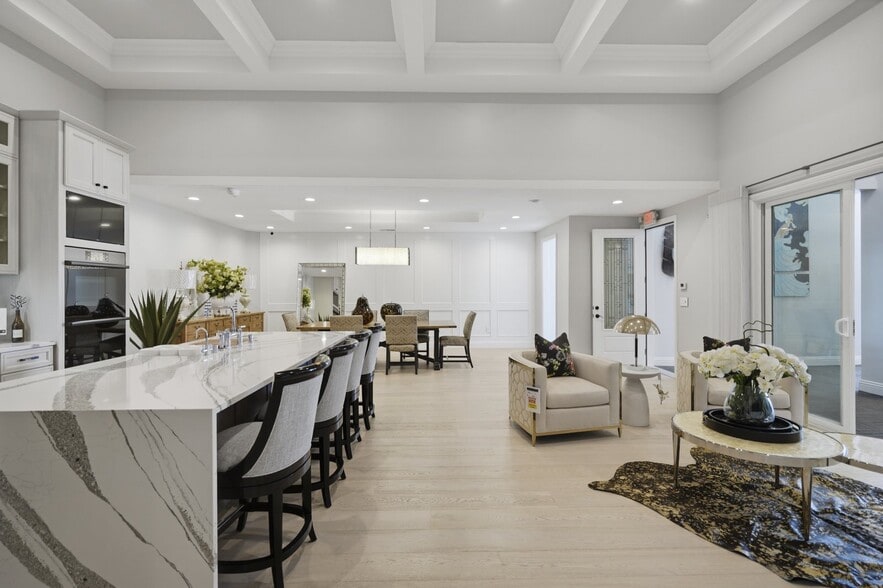 More Photos Of 565 N Tustin St, Orange Freestanding For Sale