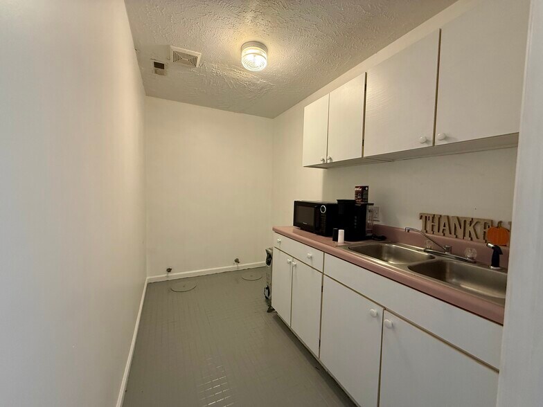 More Photos Of 11815 US Highway 15-501, Aberdeen Distribution For Lease