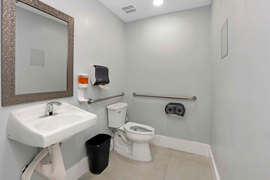 More Photos Of 70 NW 8th St, Homestead Medical For Lease