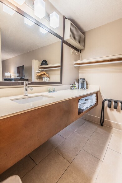 More Photos Of 1809 N 16th St, Wheatland Hotel For Sale