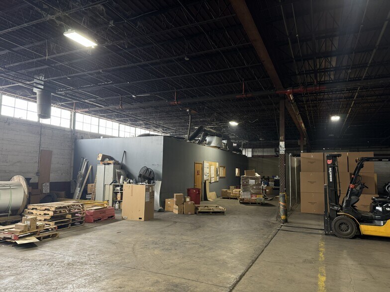 More Photos Of 880 W Waterloo Rd, Akron Warehouse For Lease