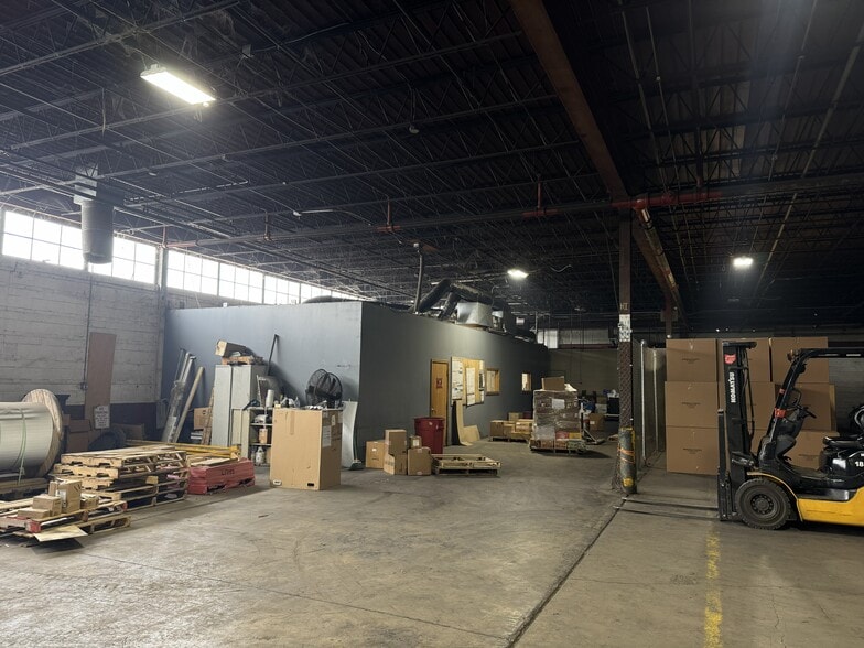 More Photos Of 880 W Waterloo Rd, Akron Warehouse For Lease