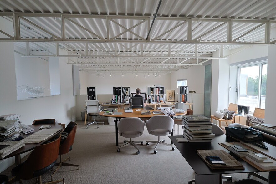 More Photos Of 1111 Lagoon Dr, Dallas Office For Sale