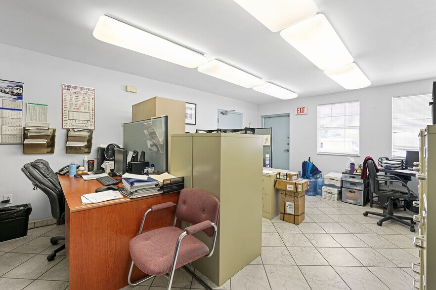 More Photos Of 695-699 W 17th St, Hialeah Warehouse For Sale