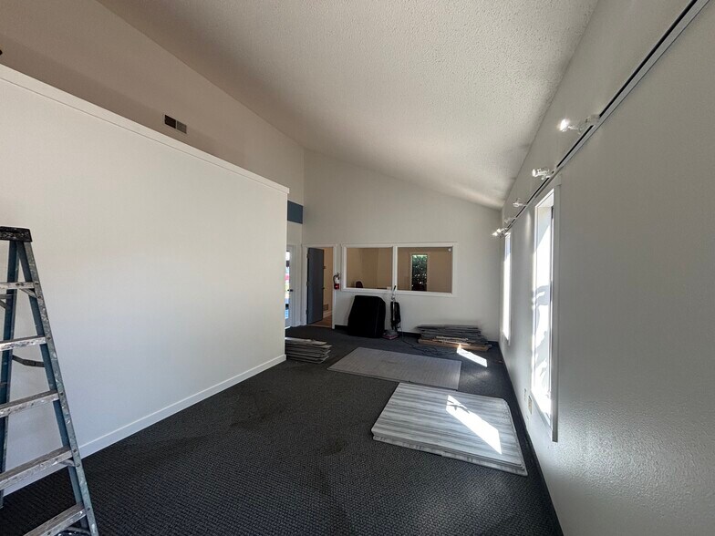 More Photos Of 831 NE Avery St, Newport Light Manufacturing For Lease