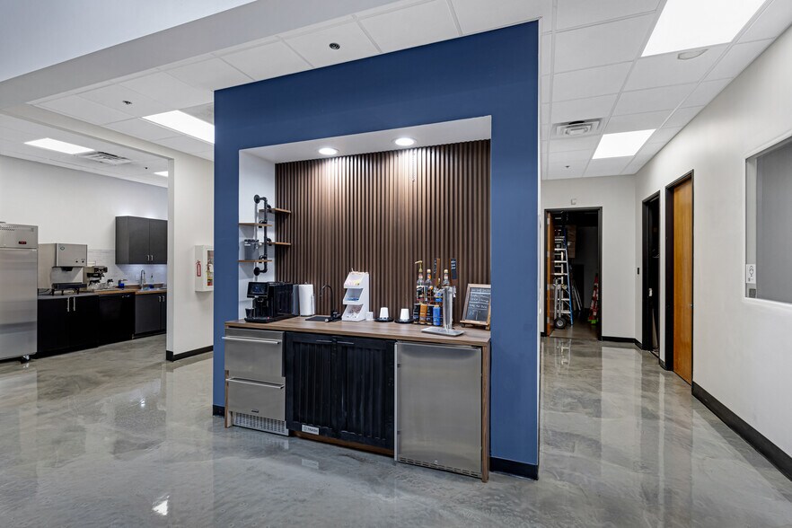 More Photos Of 1305 W Auto Dr, Tempe Light Manufacturing For Sale