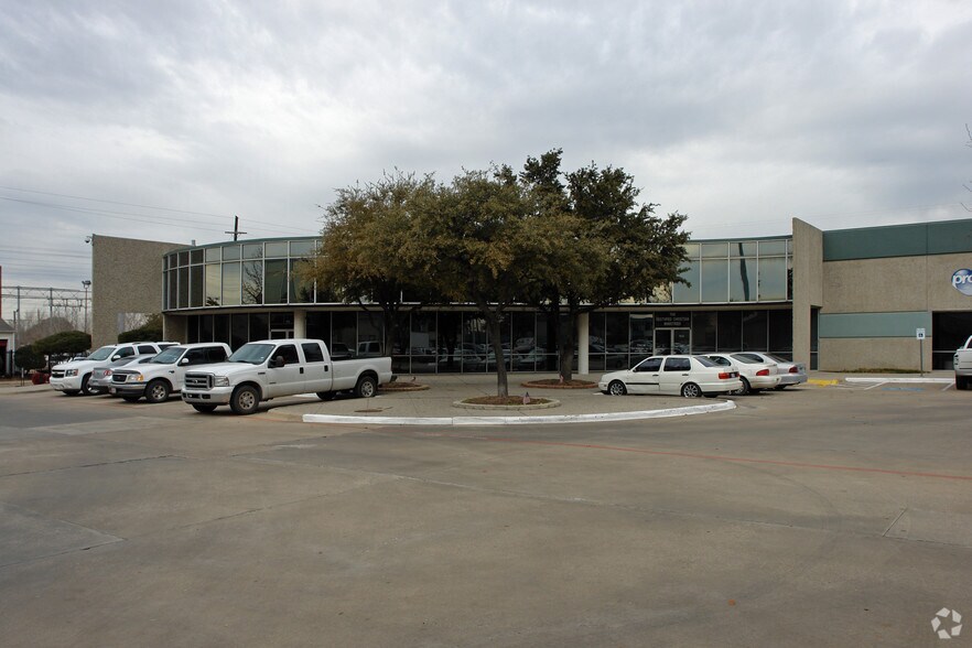 More Photos Of 11034 Shady Trl, Dallas Showroom For Lease