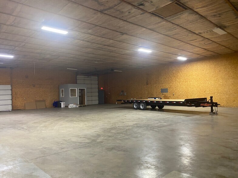 More Photos Of 4193 N Englewood Dr, Indianapolis Warehouse For Sale