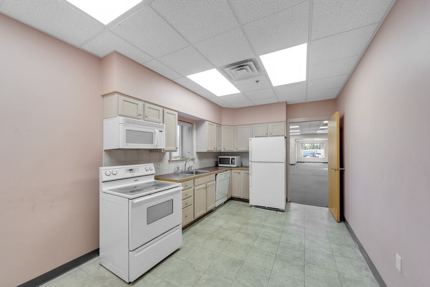 More Photos Of 87-147 Avocado St, Springfield Distribution For Sale