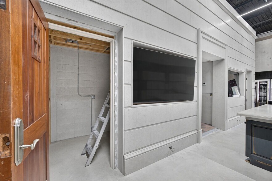 More Photos Of 1334 S Killian Dr, Lake Park Warehouse For Sale