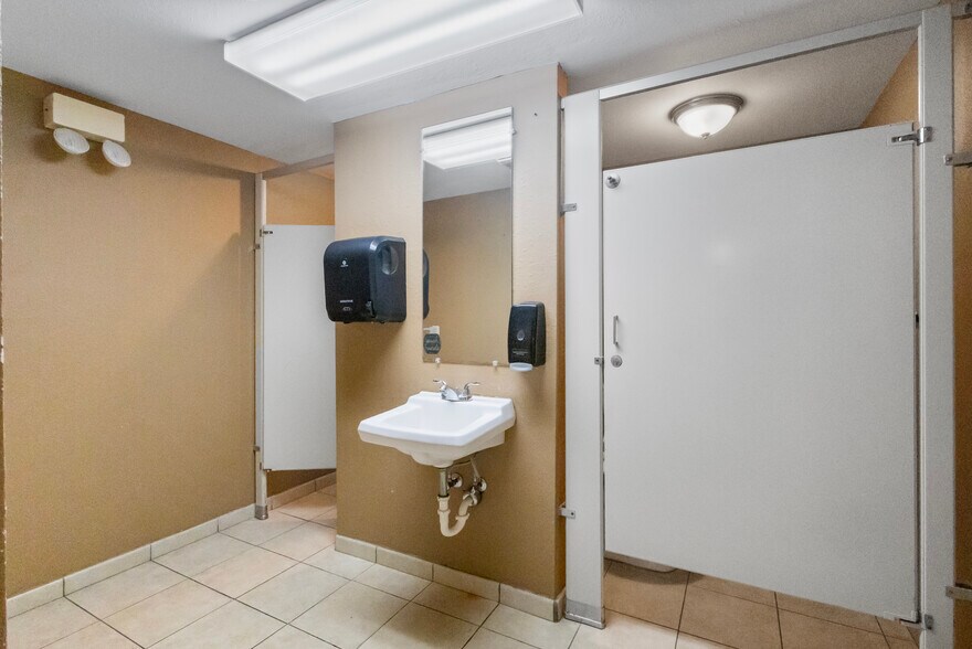 More Photos Of 421 S Beckham Ave, Tyler Medical For Sale