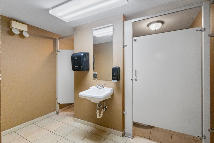 More Photos Of 421 S Beckham Ave, Tyler Medical For Lease