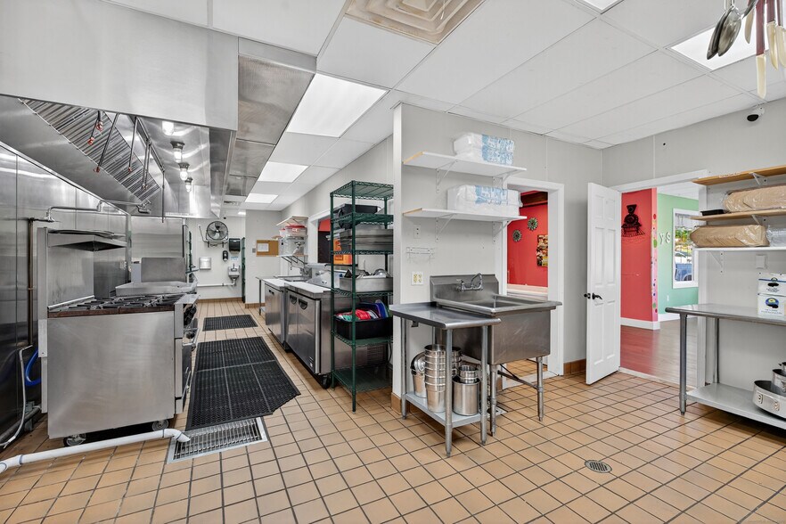 More Photos Of 742 Amity Rd, Bethany Freestanding For Sale