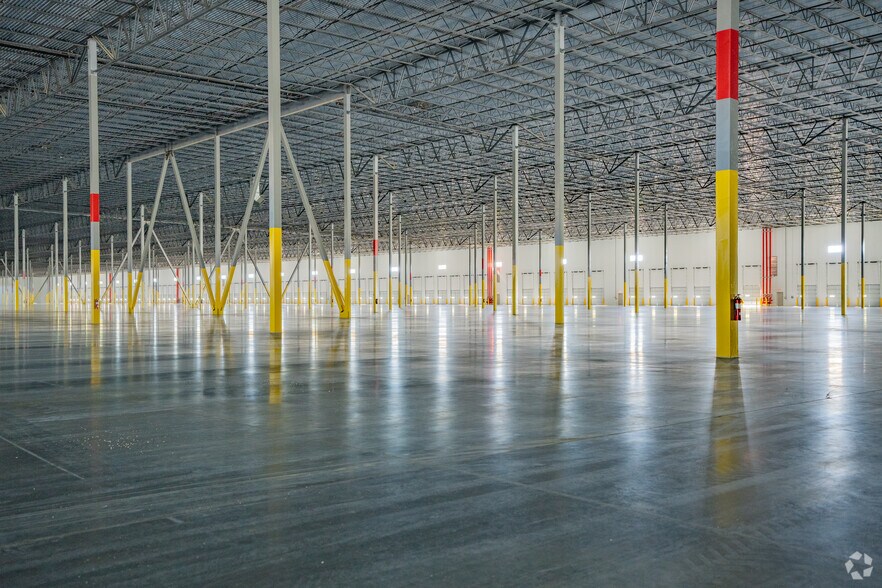 More Photos Of 3715 US Hwy 51, Southaven Distribution For Lease