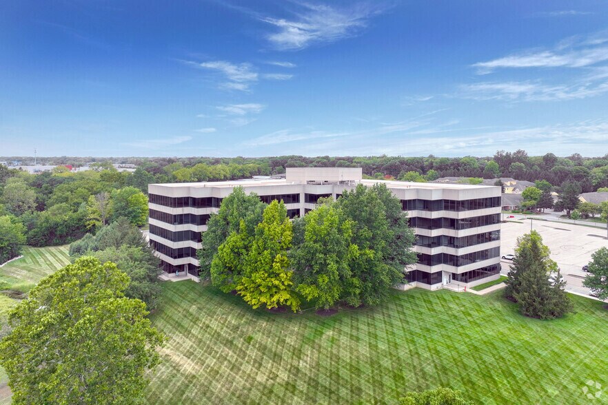 More Photos Of 8440 Woodfield Crossing Blvd, Indianapolis Office For Lease