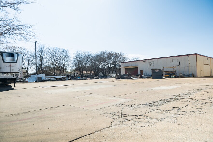 More Photos Of 1630 N Interstate 35 E, Lancaster Flex For Sale