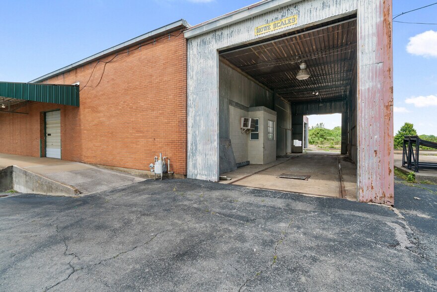 More Photos Of 4000 Memorial Blvd, Springfield Freestanding For Sale