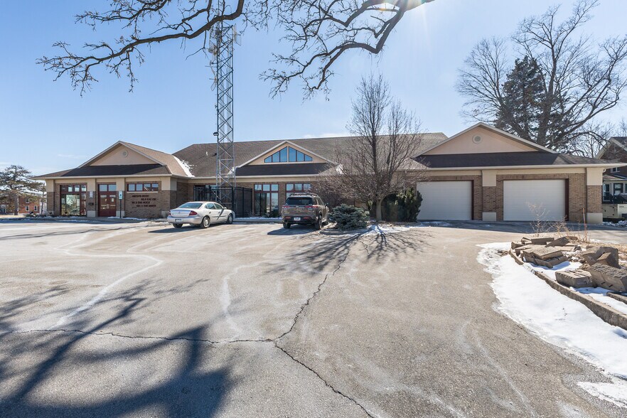 More Photos Of 1055 University Ave, Dubuque Office For Sale