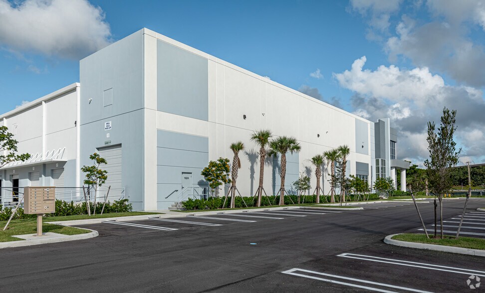 More Photos Of 1720-1738 NW 215th St, Miami Gardens Warehouse For Lease