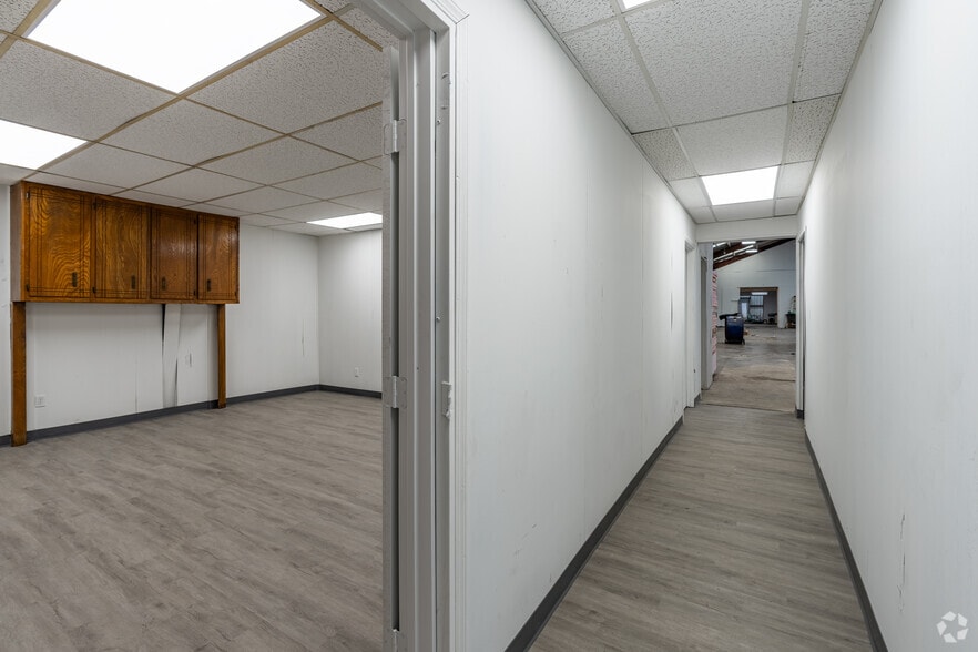 More Photos Of 8230-8240 Lovett Ave, Dallas Warehouse For Lease