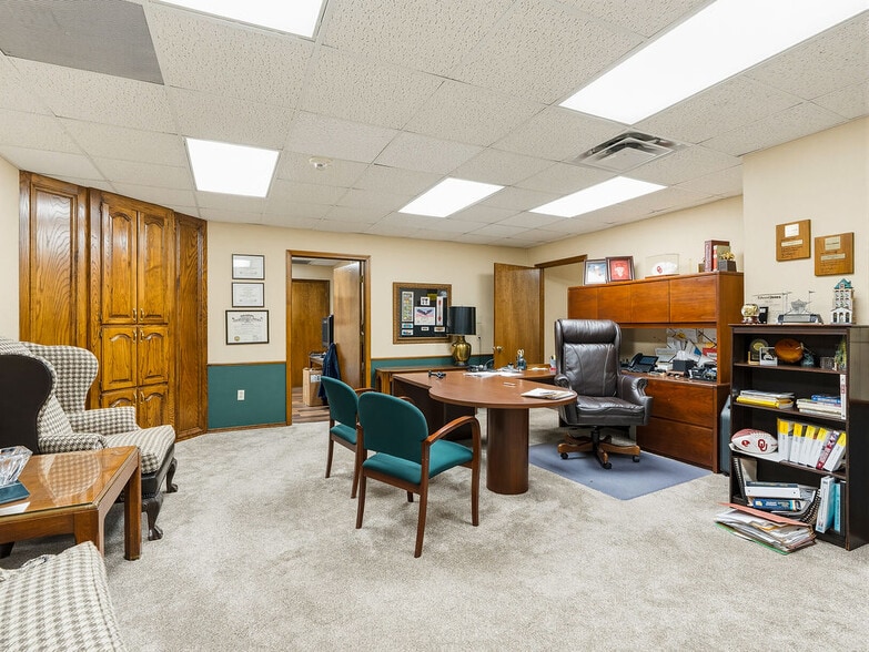 More Photos Of 931 Arlington St, Ada Office For Sale
