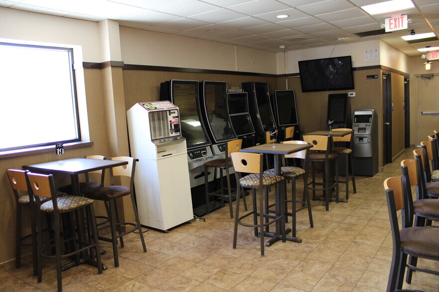 More Photos Of 160 W Scott St, Fond Du Lac General Retail For Sale