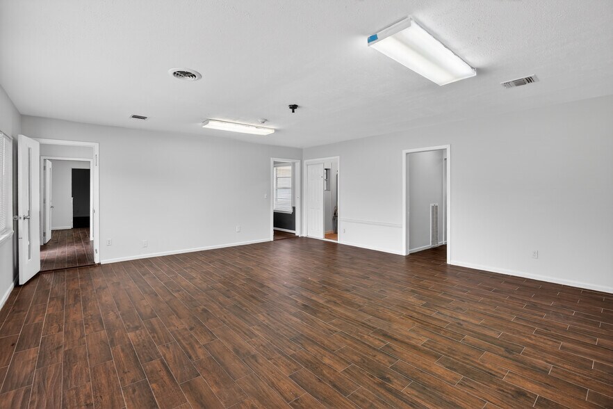 More Photos Of 5109 E 5th St, Katy Storefront Retail Office For Lease