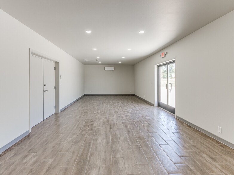 More Photos Of 18608 NE 23rd St, Harrah Light Distribution For Lease