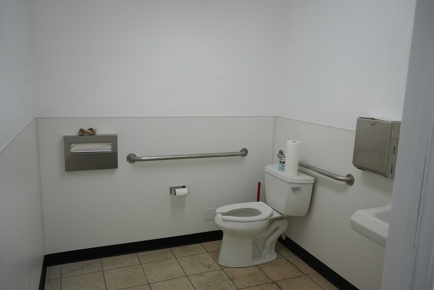 More Photos Of 18225 Hawthorne Blvd, Torrance Storefront Retail Office For Lease