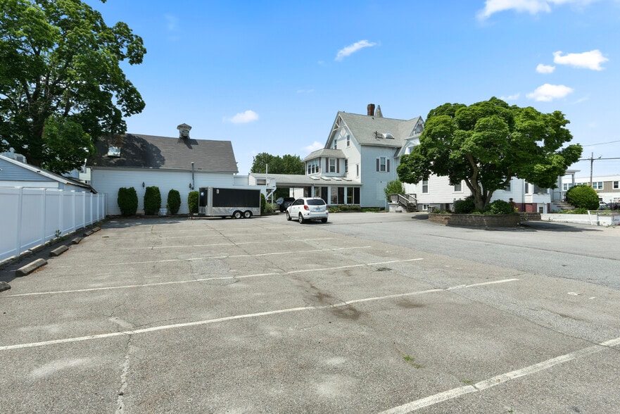 More Photos Of 684 Park Ave, Cranston Storefront Retail Residential For Lease