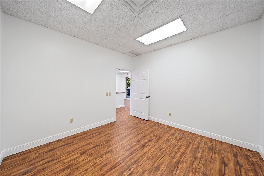 More Photos Of 306 N Rhodes Ave, Sarasota Medical For Sale