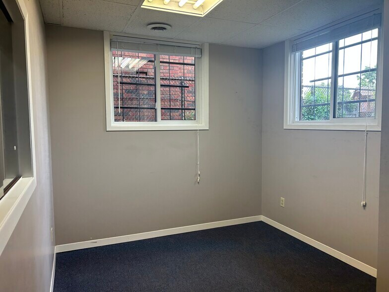 More Photos Of 191 Queensway W, Simcoe Office For Lease