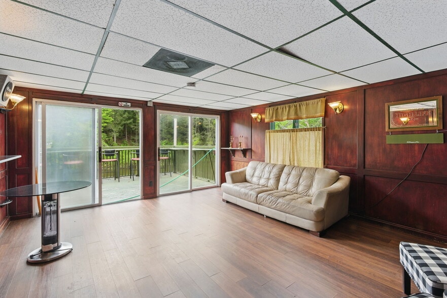 More Photos Of 200 Worthington Rd, Huntington Restaurant For Sale