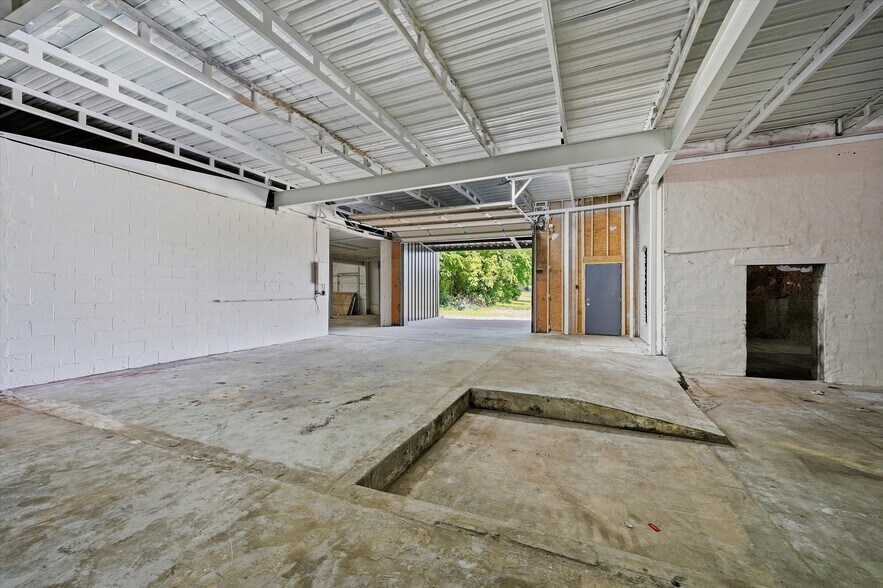 More Photos Of 613 S Armstrong Ave, Denison Warehouse For Sale