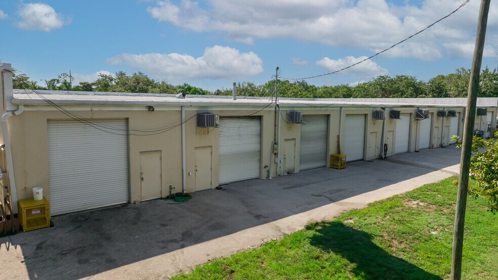 More Photos Of 1076 Business Ln, Naples Showroom For Lease