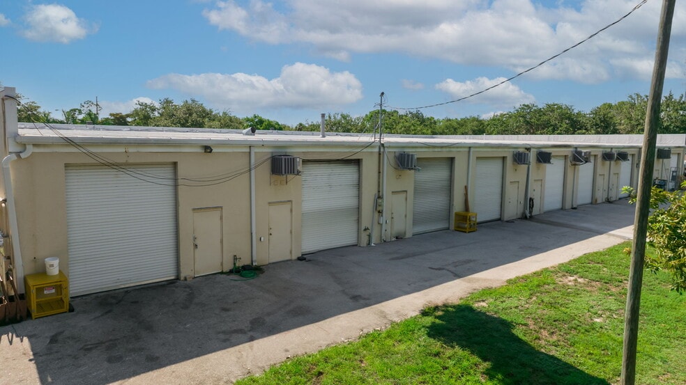 More Photos Of 1076 Business Ln, Naples Showroom For Sale