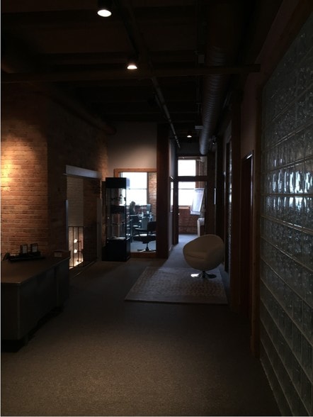 More Photos Of 401 W Ontario St, Chicago Loft Creative Space For Sale