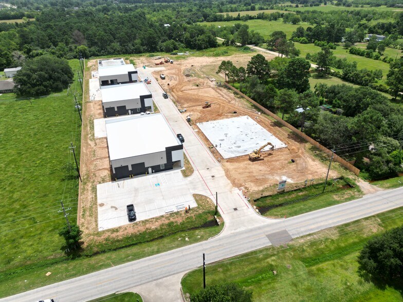 More Photos Of 1651 S Cherry St, Tomball Manufacturing For Sale