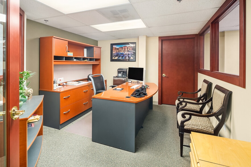 More Photos Of 504 Holly Dr, Edmonds Office For Sale
