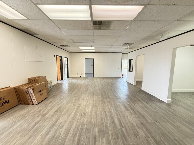 More Photos Of 1606 Headway Cir, Austin Light Manufacturing For Lease