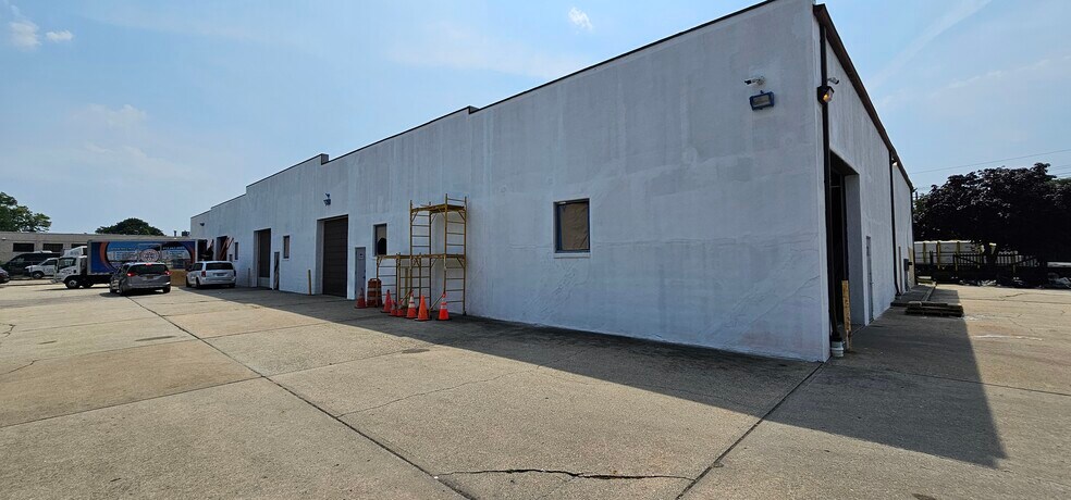More Photos Of 697 Acorn St, Deer Park Warehouse For Lease