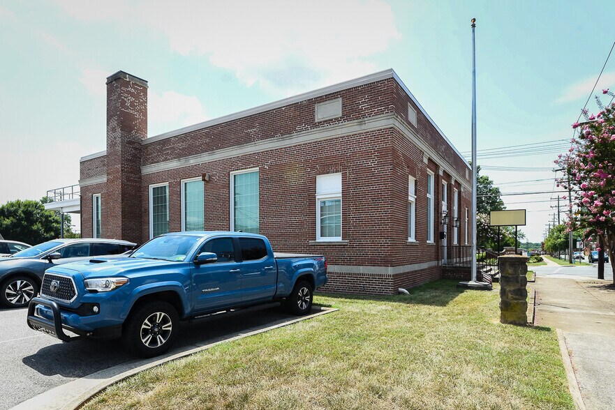 More Photos Of 128 W Harden St, Graham Freestanding For Sale